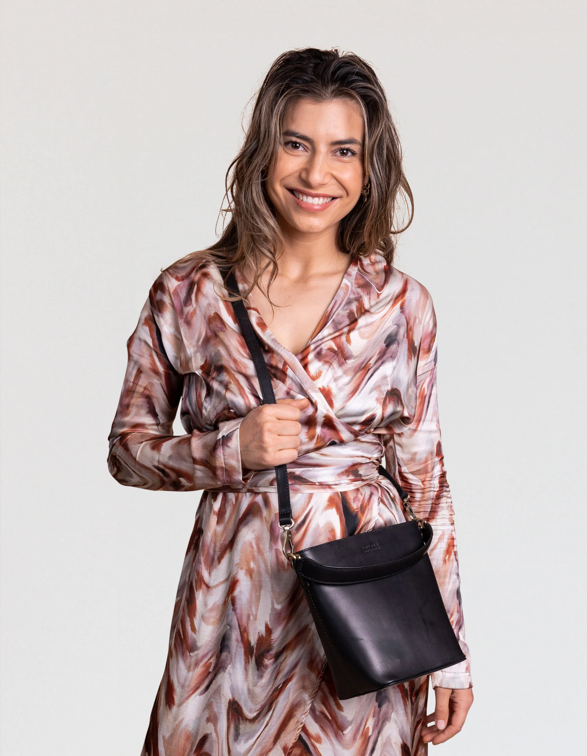 Bobbi Bucket Bag Midi - Black Classic Leather - Image 7