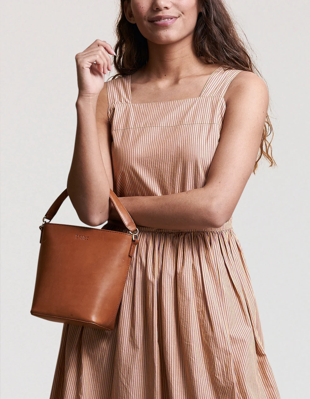 Bobbi Bucket Bag Midi - Cognac Classic Leather - Image 8