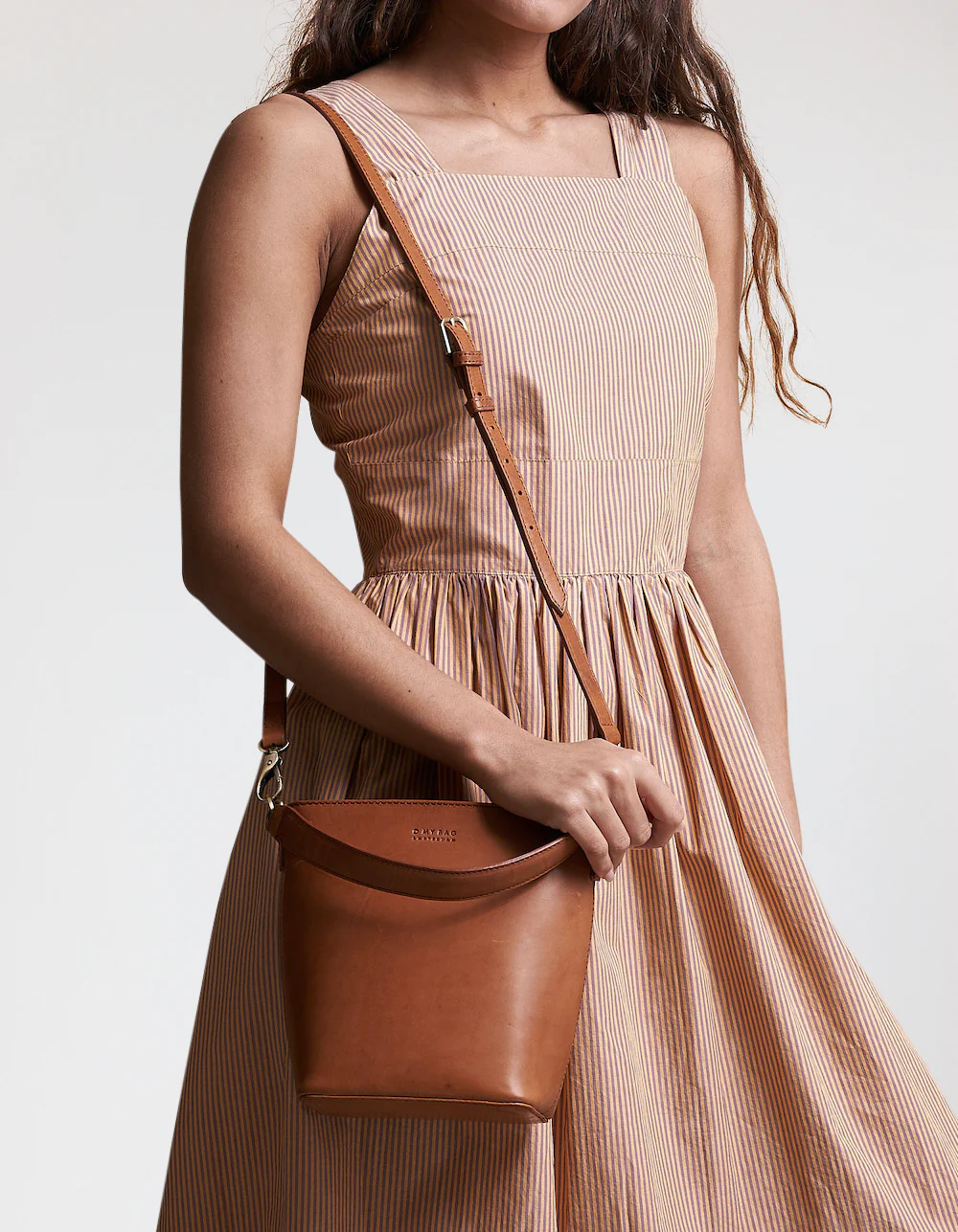 Bobbi Bucket Bag Midi - Cognac Classic Leather - Image 9