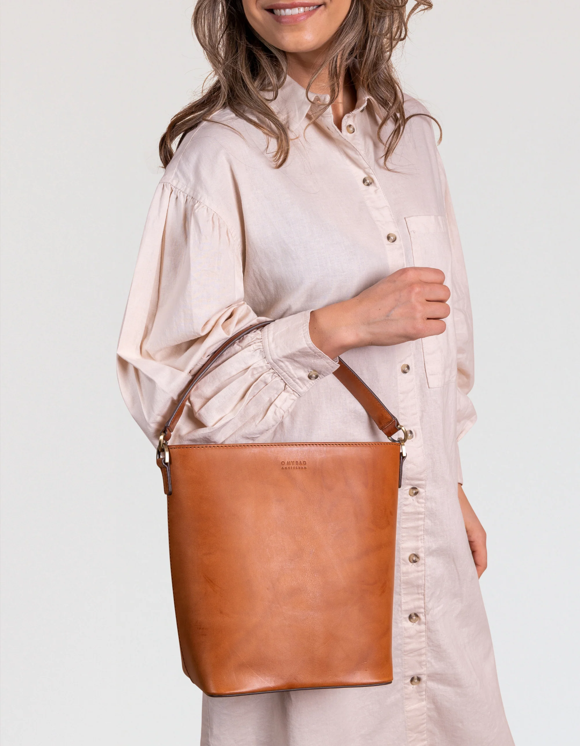 Bobbi Bucket Bag Maxi - Cognac Classic Leather - Image 8