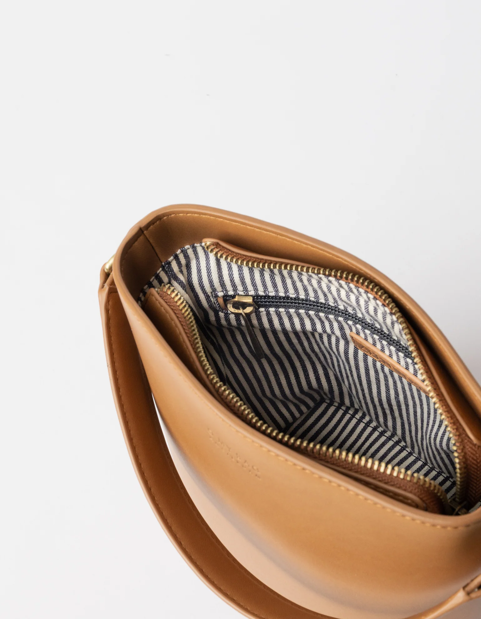 Bobbi Bucket Bag Midi - Cognac Vegan Uppeal™ - Image 5