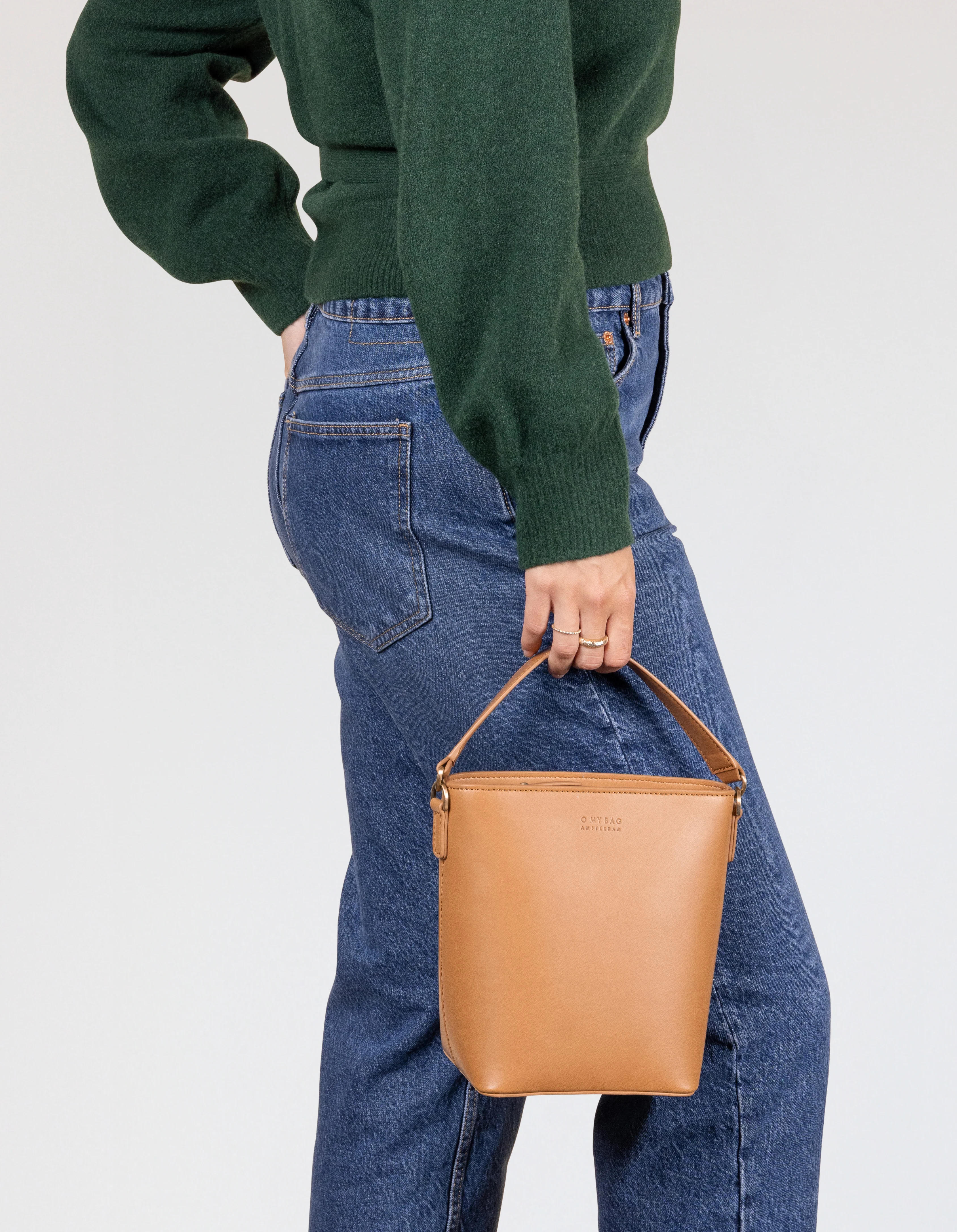 Bobbi Bucket Bag Midi - Cognac Vegan Uppeal™ - Image 6
